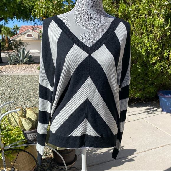 MOSSIMO Womens V Neck Drop Shoulder Dolman Sleeve Striped Sweater Top Size Small - Picture 6 of 7